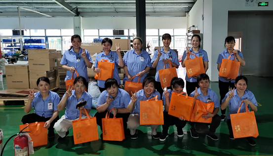 世豹新能源為一線員工發放中秋福利禮品